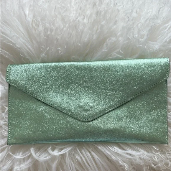 🧚‍♀️✨ Mint Green Metallic Clutch Made in Italy BENOA 🧚‍♀️✨ - Picture 5 of 9